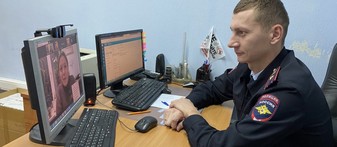 Полицейские Нефтеюганска в режиме видеоконференцсвязи рассказали жителям города о дистанционных мошенничествах.