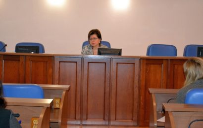 Глава Нефтеюганска Эльвира Бугай провела первое аппаратное совещание с заместителями главы города, руководителями департаментов, управлений, служб и отделов городской администрации.