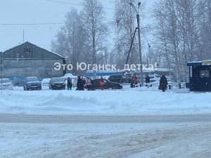 В Нефтеюганске эвакуировали три школы из-за угрозы взрыва.