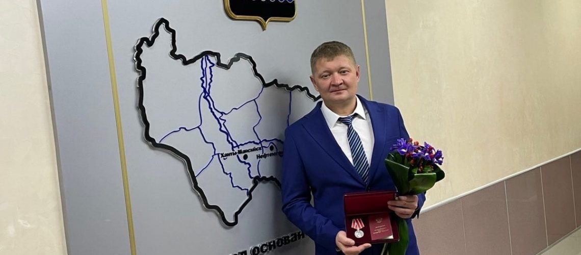 Государственная награда Российской Федерации у сотрудника специализированной бригады скорой помощи Нефтеюганска.