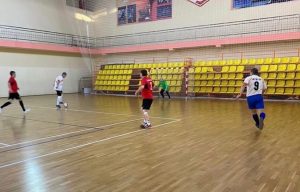 На базе спортивного комплекса «Олимп» состоялся товарищеский матч по мини-футболу среди команд медицинских работников и сотрудников градообразующего предприятия РН-Юганскнефтегаз.