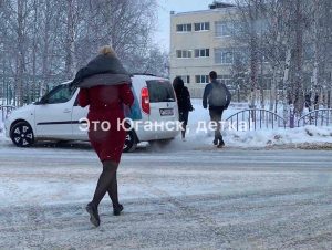 В Нефтеюганске эвакуировали три школы из-за угрозы взрыва.