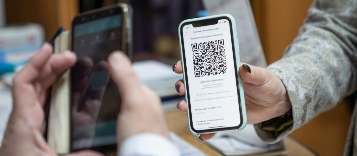 Регионы России проработают закон о QR-кодах в поездах и самолетах
