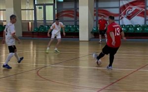 На базе спортивного комплекса «Олимп» состоялся товарищеский матч по мини-футболу среди команд медицинских работников и сотрудников градообразующего предприятия РН-Юганскнефтегаз.