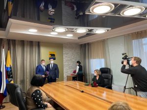 Государственная награда Российской Федерации у сотрудника специализированной бригады скорой помощи Нефтеюганска.