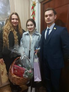 Депутаты Думы города, общественники и журналисты газеты «Здравствуйте, нефтеюганцы!» поздравляют маленьких горожан с наступающим праздником.
