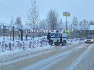 В Нефтеюганске эвакуировали три школы из-за угрозы взрыва.