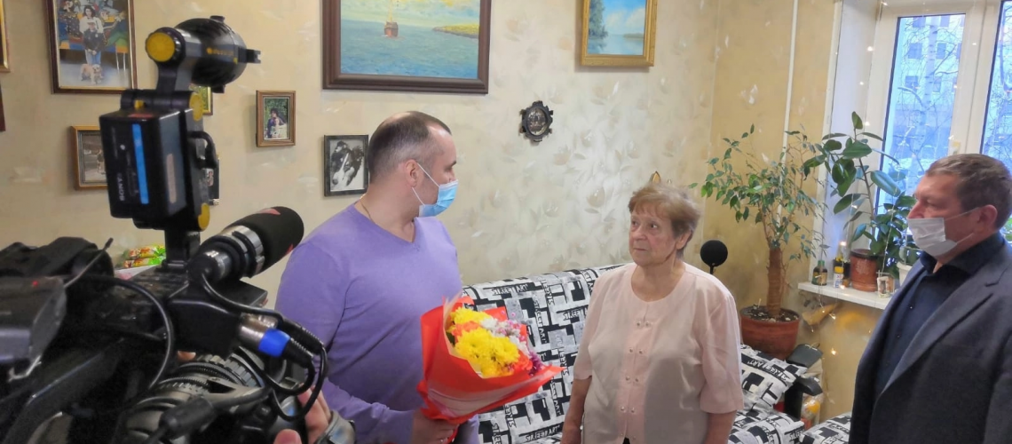 В День снятия блокады Ленинграда представители местной Думы пришли в гости к жительнице Нефтеюганска Янине Гайдук, единственной блокаднице, живущей в нашем городе.