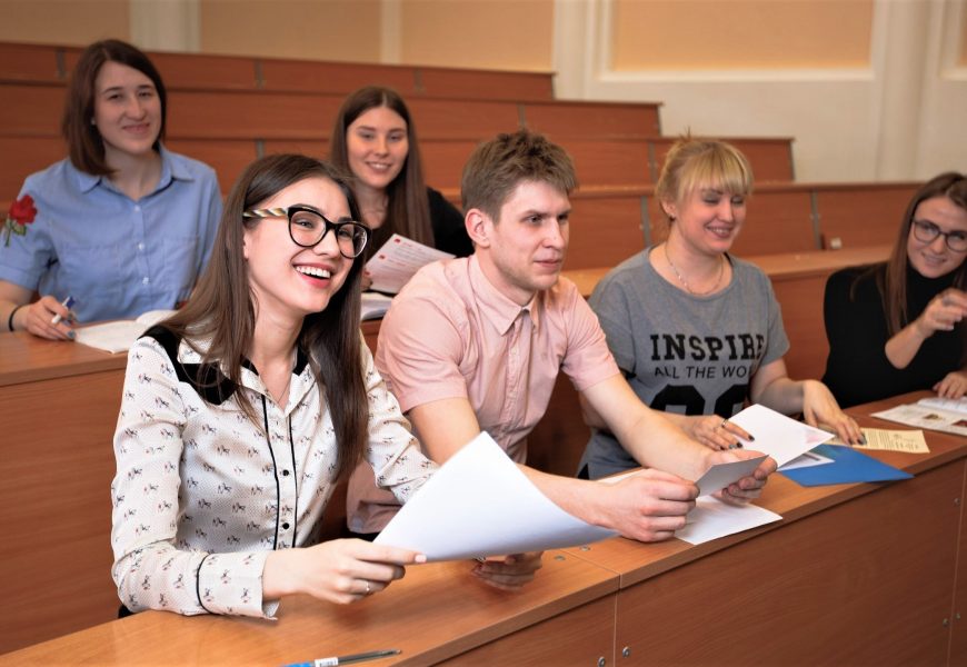 ВШЭ: в России снизился проходной балл для поступления в вуз на бюджет