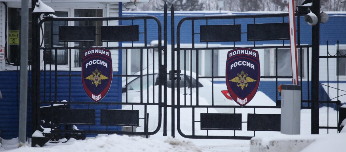 В Нефтеюганске мужчина искусал полицейского