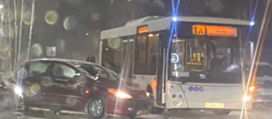 ДТП с участием рейсового автобуса 1А возле театра кукол