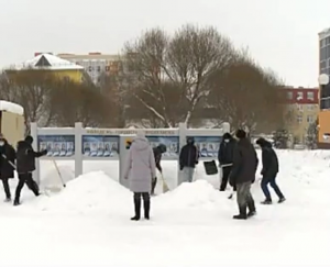 В Нефтеюганске подростки чистят улицы от снега