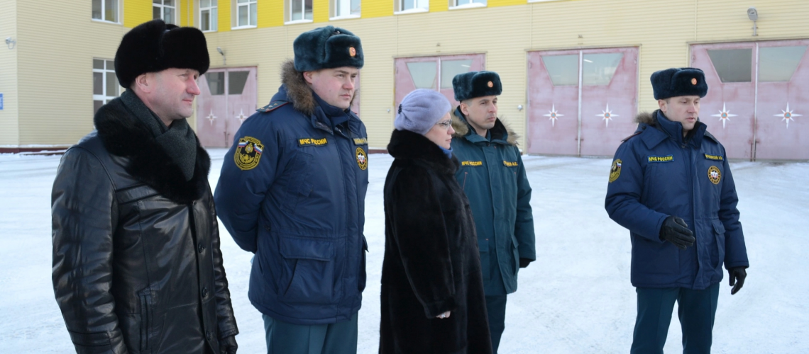 В рамках ознакомительных встреч с трудовыми коллективам Нефтеюганска глава города Эльвира Бугай сегодня побывала в 114 пожарной части, которая находится в 11Б микрорайоне.