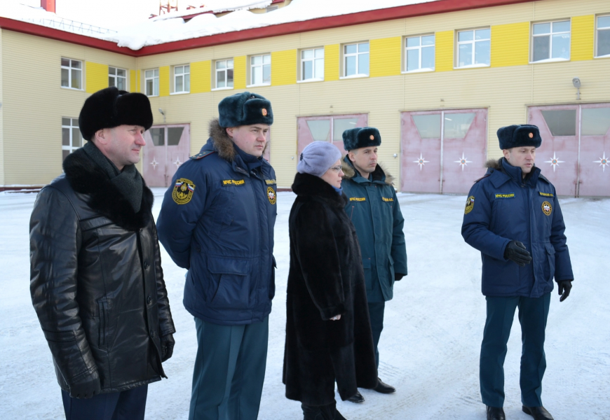 В рамках ознакомительных встреч с трудовыми коллективам Нефтеюганска глава города Эльвира Бугай сегодня побывала в 114 пожарной части, которая находится в 11Б микрорайоне.