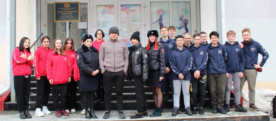 В Нефтеюганске в рамках профилактического мероприятия и Всемирного дня здоровья полицейские провели для подростков зарядку.