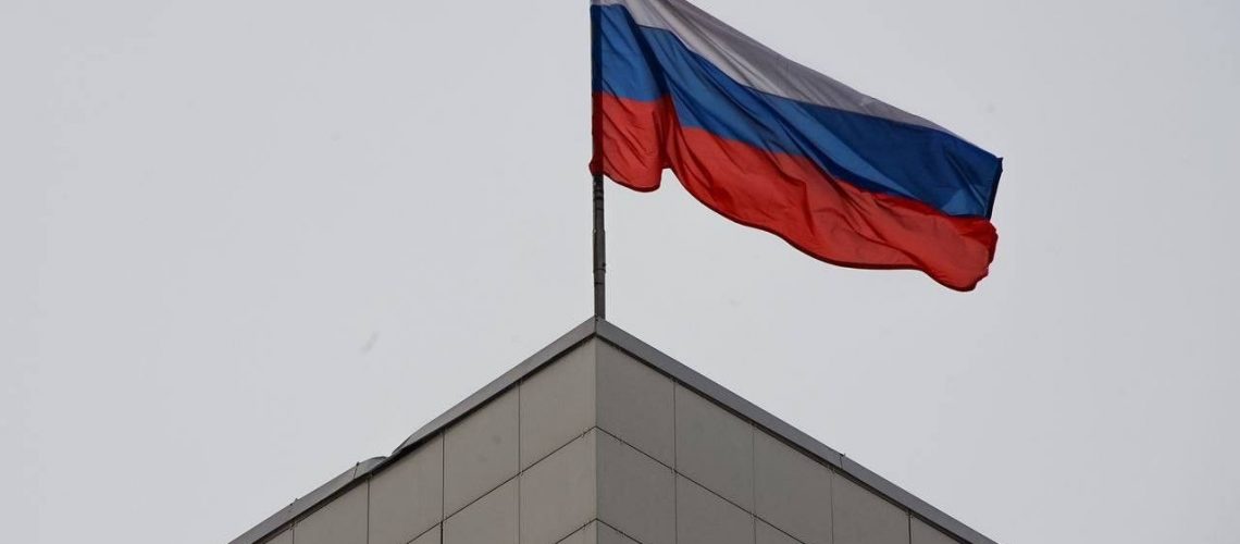 Традицию ежедневно поднимать государственный флаг введут в российских школах