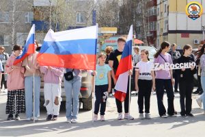 За наших! : возле культурного центра "Юность" прошёл патриотический флэшмоб.