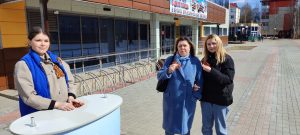 Активисты муниципального штаба Волонтеров Победы Нефтеюганска активно участвуют в акции "Георгиевская ленточка" и раздают ленты жителям города.