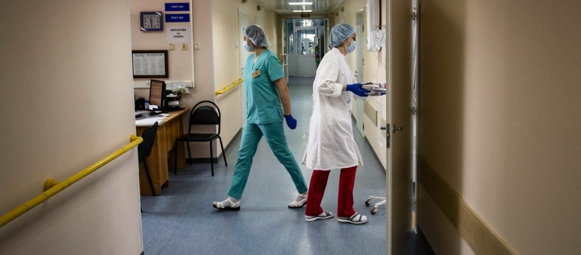 Более 10,7 млрд рублей направит правительство России на страховые выплаты медикам, работающими с больными коронавирусом