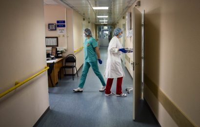 Более 10,7 млрд рублей направит правительство России на страховые выплаты медикам, работающими с больными коронавирусом