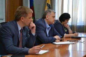 В администрации Нефтеюганска состоялась рабочая встреча с представителями окружного департамента образования и науки.