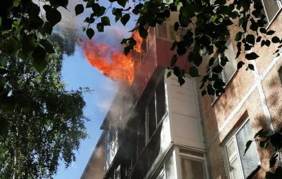 В Нефтеюганске в результате пожара в пятиэтажном доме от огня пострадали три квартиры