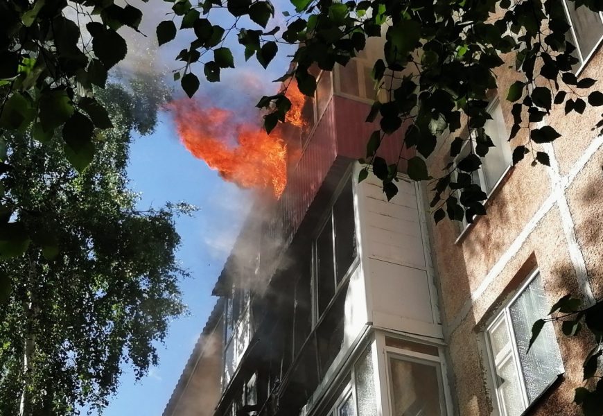 В Нефтеюганске в результате пожара в пятиэтажном доме от огня пострадали три квартиры