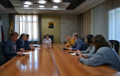 В администрации Нефтеюганска состоялась рабочая встреча с представителями окружного департамента образования и науки.