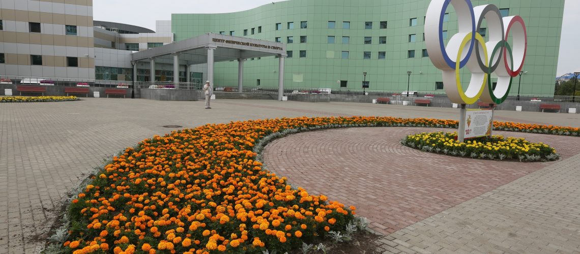 Нефтеюганская мэрия пообещала отремонтировать протекающую крышу в СК «Жемчужина Югры»