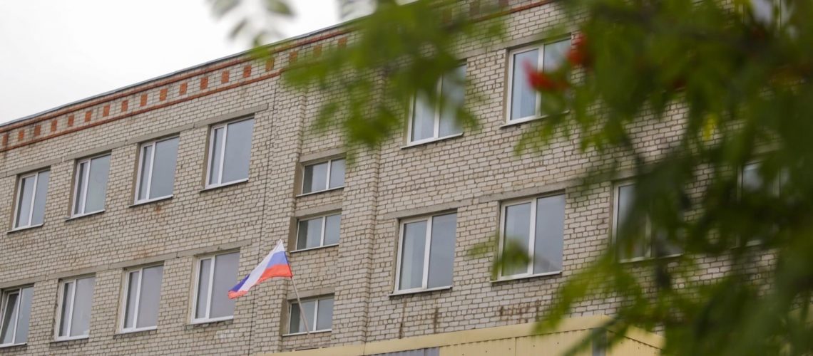 В России утвердили стандарт поднятия флага в школах