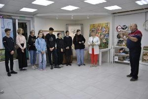 Полицейские Нефтеюганска совместно с общественниками погрузили детей в изобразительное искусство