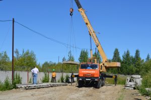 В Нефтеюганске продолжается обустройство территории временного содержания бездомных животных.