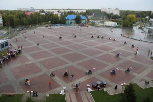 «Своих не бросаем!»: городские байкеры выстроились на площади в символичные Z и V.