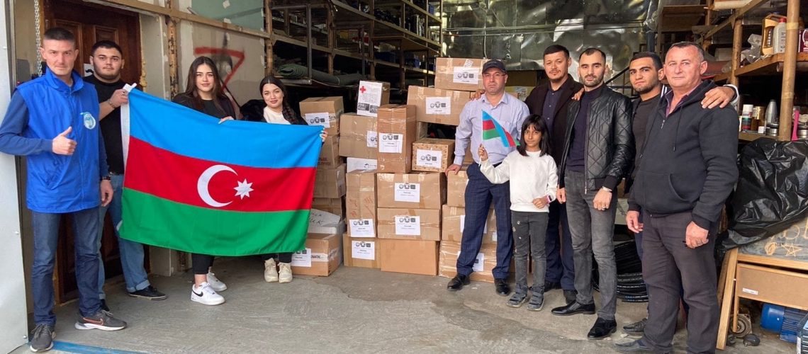 Активисты азербайджанской молодёжной народной группы «Родина» собрали очередную посылку для жителей Донбасса и наших солдат.