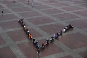 «Своих не бросаем!»: городские байкеры выстроились на площади в символичные Z и V.
