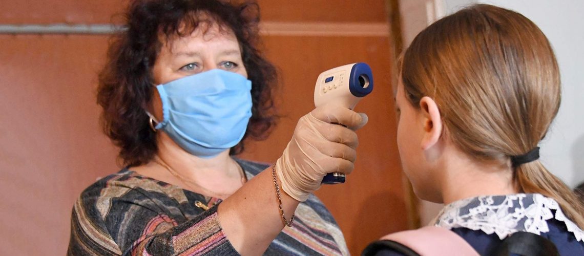 Югорским школьникам и учителям продолжат измерять температуру перед уроками из-за ковида