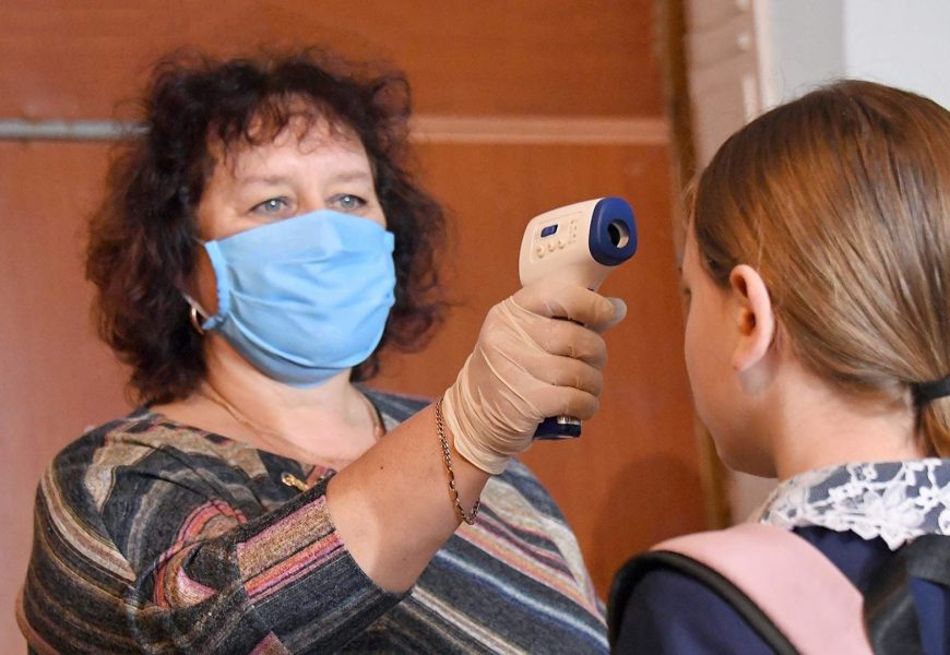 Югорским школьникам и учителям продолжат измерять температуру перед уроками из-за ковида Югорским школьникам и учителям продолжат измерять температуру перед уроками из-за ковида