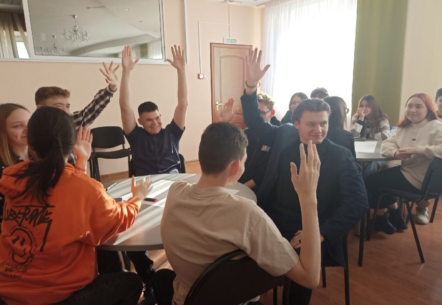 40 школьников и студентов, а также представители национальных общественных организаций собрались сегодня за круглым столом.