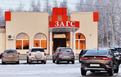 Жители Нефтеюганска стали меньше жениться и разводиться