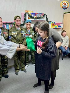 Союз Десантников Нефтеюганска и Разведка, посетили детишек МООПДИ