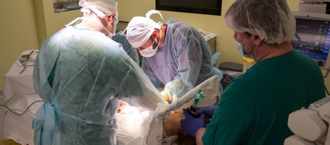 Хирурги Сургутского Центра охраны материнства и детства спасли новорожденного с редкой патологией