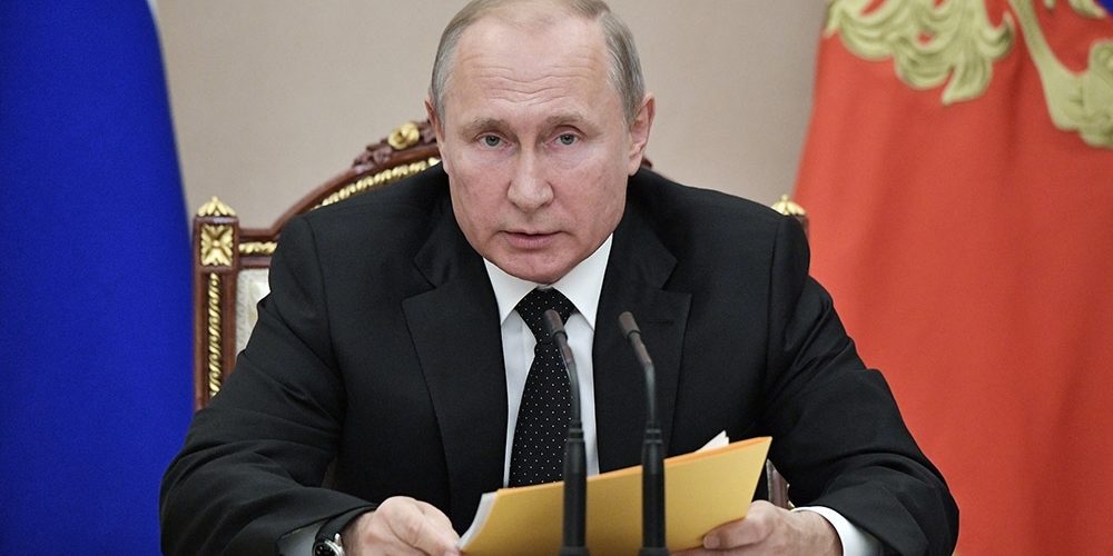 Владимир Путин поручил увеличить зарплаты бюджетникам