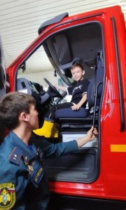 Нефтеюганские школьники побывали на экскурсии в одной из частей 6 пожарно-спасательного отряда.