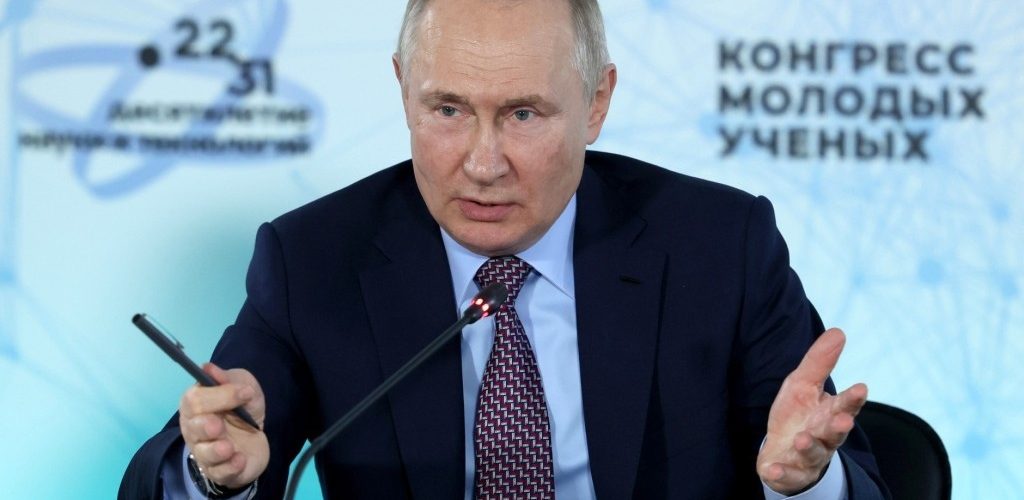 Президент РФ Путин: в ближайшие полтора года повышения тарифов ЖКХ не должно быть
