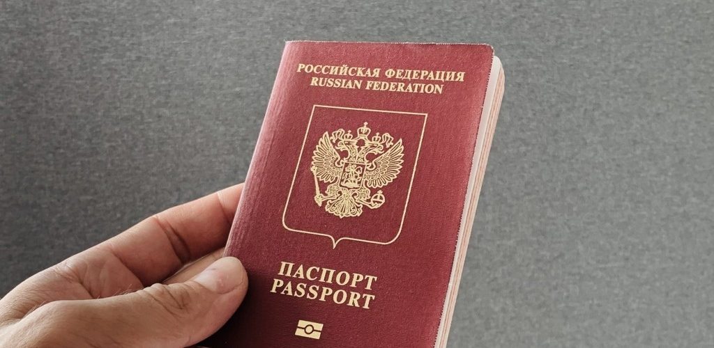 Президент Путин обязал призванных на военную службу россиян сдавать паспорта на хранение