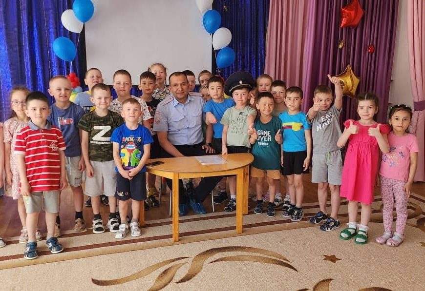 В рамках профилактической акции «Внимание дети!» сотрудники Госавтоинспекция Нефтеюганска продолжают посещать образовательные организации города.
