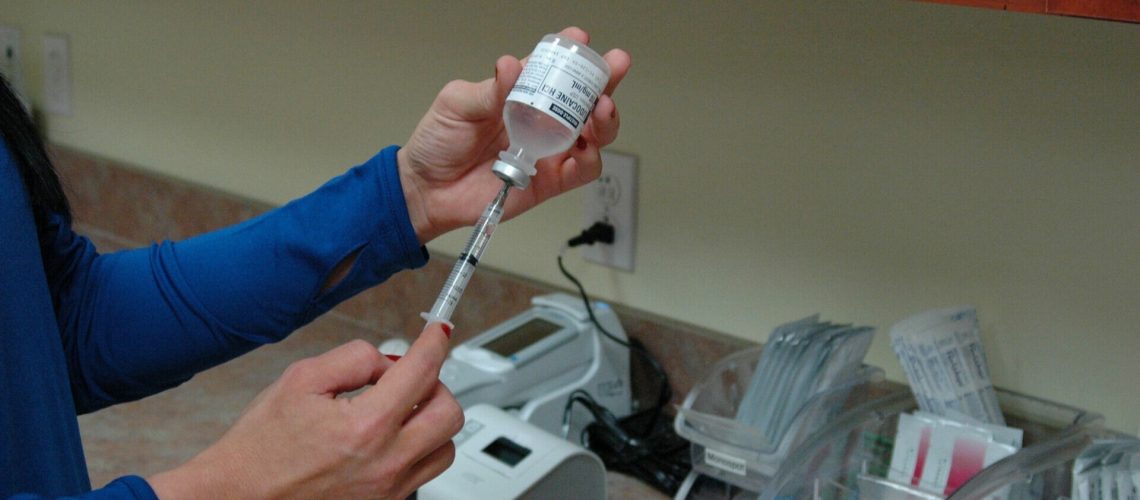 Большинство компаний ХМАО отказываются вакцинировать работников