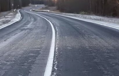 В Югре водителям рекомендовали отложить поездки из-за «стекловидного льда» на дороге