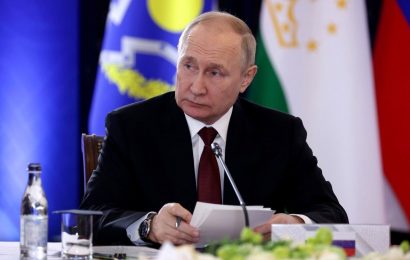 Путин подписал закон об ограничении использования телефонов в школах