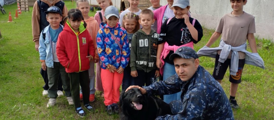 В рамках акции «Каникулы с Общественным советом» в полиции Нефтеюганска прошла экскурсия для школьников